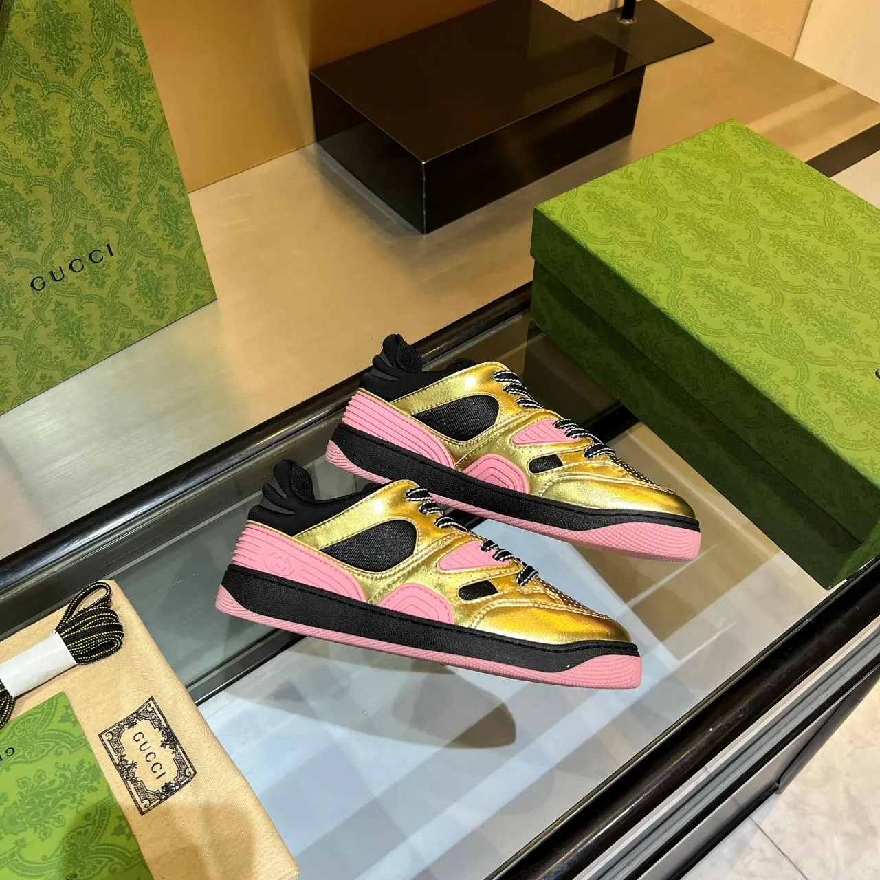 👟👟Ex-factory price 600👟👟 Men's size +10 high version, the top version of 2022 Gucci low-top sneakers! The new colors are reproduced one to one. New style for early spring, creating a perfect style💣💣💣street style🔥🔥🔥cool and trendy C-level fashionable outfit with a retro and futuristic feel🌹🌹🌹classic boot shape + British color-blocking design, super eye-catching. Various leather splicing, original reverse mold last type, imported high-end knitting needles showing exquisite texture! Open mold to customize high-density TPU outsole. 15 colors come out first. Size: Female 35-41 Male 39-46